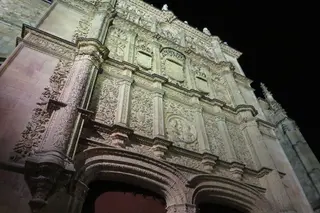 La luz próxima de los 800 años de la USAL ilumina la recién restaurada fachada histórica