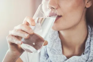 Mujer bebiendo agua | Europa Press