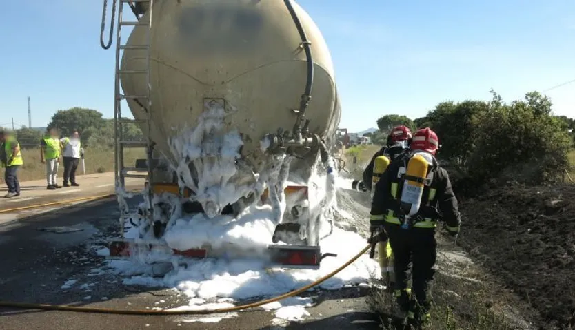 Incendio de un camión en El Bodón. Foto: ICAL 