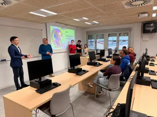 El concejal de Promoción Económica, Pedro Martínez, visita los talleres de introducción a la IA impartidos por Stemia para centros de Formación Profesional | Ayto Salamanca