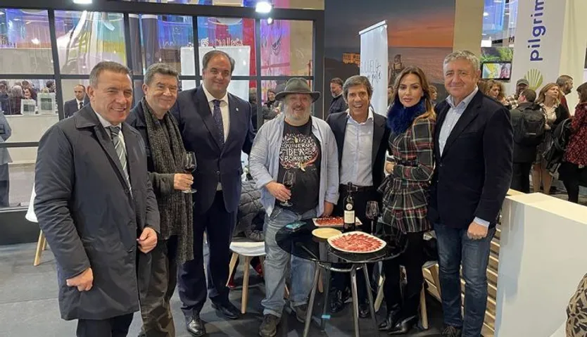 Personalidades en el stand del Ayuntamiento de Guijuelo en Fitur