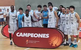 El Atlético Carbajosa celebra el título de campeón de Copa de Castilla y León