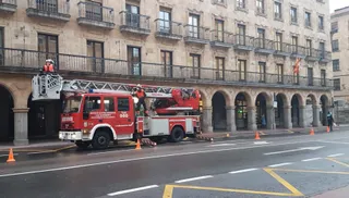 Intervención de los Bomberos en la Gran Vía por la caída de tejas en Gran Vía