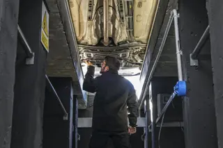 Un vehículo pasando la ITV. | EP