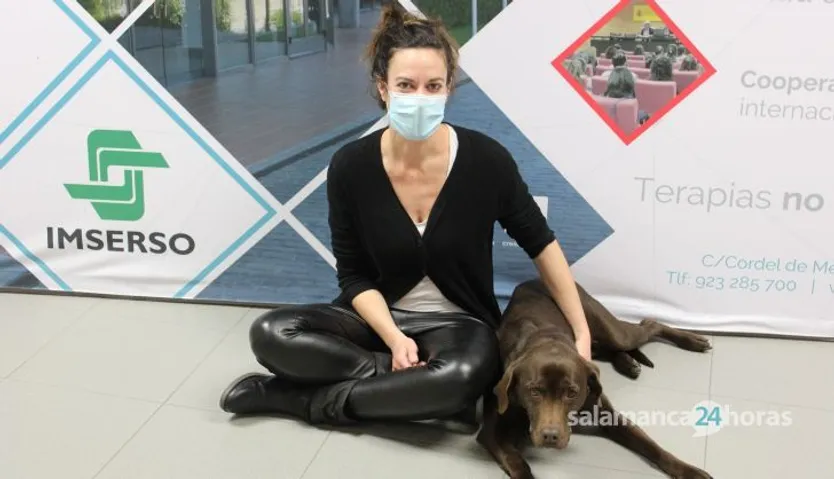 Terapia asistida con perros en el centro de Alzheimer (2)