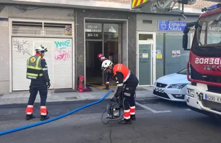 Bomberos de Salamanca intervienen en la calle Islas Canarias (10)