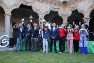 Entrega de los reconocimientos ‘Cielo de Salamanca’ de la AECC y la USAL durante la II Noche solidaria de la asociación