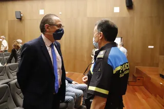 Entrega de placas conmemorativas a policías jubilados