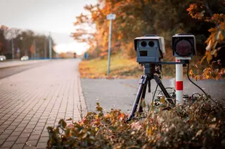 Un radar controla la velocidad en una vía.