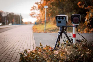 Un radar controla la velocidad en una vía.