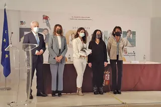 Las profesoras Carmen García y Mónica Velasco durante el acto de entrega de los premios de la Fundación Miguel Delibes