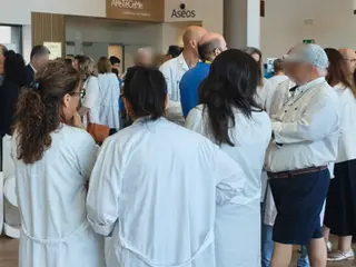 Sanitarios en el hospital de Salamanca en una foto de archivo 