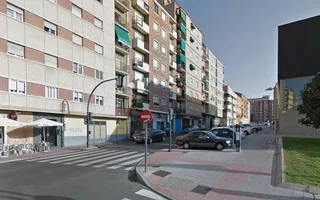 La calle Alfonso de Castro se remoza con la renovación de aceras y la inclusión de un tramo de carril bici