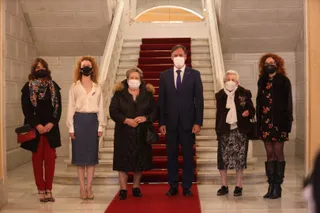 Las cuatro mujeres reconocidas por el Ayuntamiento con motivo del 8M junto al alcalde y la teniente de alcalde