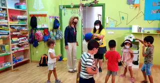 Ana Suarez en su visita a una ludoteca
