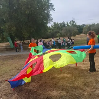 La Isla del Soto se convierte en un escenario de juegos, bailes y pinturas en el Día de las Familias | Facebook Asociación Española Contra el Cáncer Salamanca