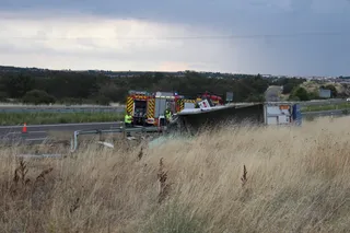 Atrapado el conductor de un camión tras volcar a la altura de Cabeza de Béjar. Fotos Carlos H (4)