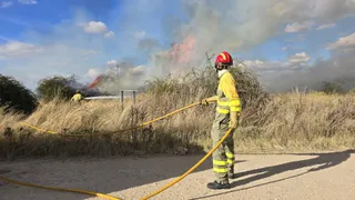 Incendio en unos solares de Santa Marta (1)