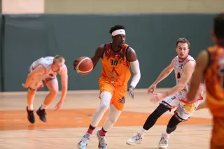 Imagen del choque entre Carbajosa Basket y Zamora Enamora / FOTO SALAMANCA24HORAS.COM