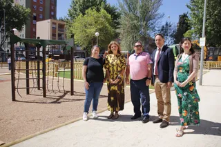 Carlos García Carbayo, visita la renovada zona de juegos infantiles del barrio San José