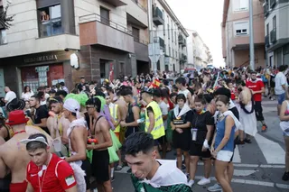 Chupinazo inicio de fiestas, desfile de peñas con batukada