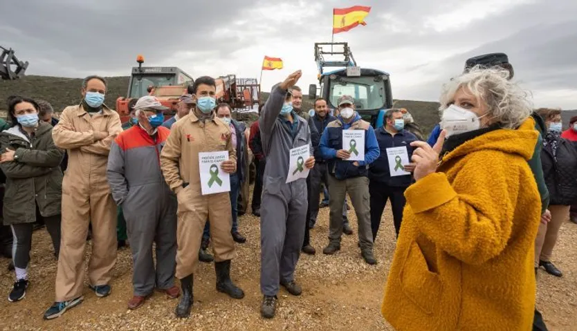 Protesta agricultores frente a subdelegada gobierno en Siega Verde (2)