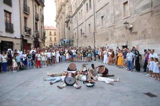 Música al aire libre a modo de performance por las calles de Salamanca, a cargo de Sound de Secâ. Possê