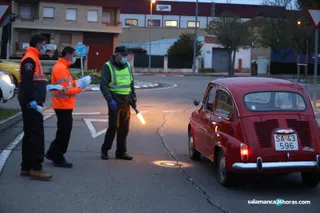 La Guardia Civil reparte mascarillas contra el coronavirus 17