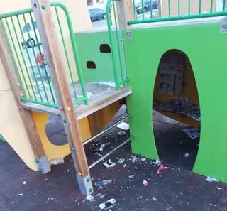 La suciedad invade este parque infantil