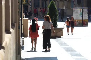 Gente paseando por las calles de Salamanca en verano