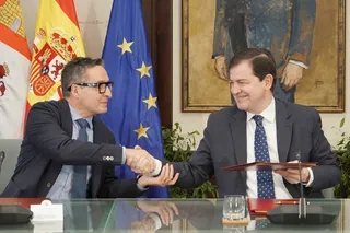 El presidente de la Junta, Alfonso Fernández Mañueco, firma un protocolo de colaboración con las cuatro universidades públicas de la Comunidad. | Rubén Cacho / ICAL