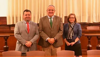 El vicerrector de Postgrado y Enseñanzas Propias, Nicolás Rodríguez-García, con Regis Holanda y Patrícia Parente