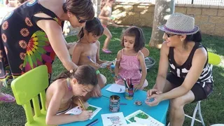 Juegos y árboles protagonizan el cierre de los talleres veraniegos de la bibliopiscina