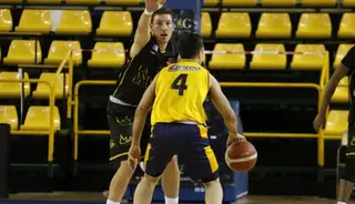 César Yáñez defiende ante Baloncesto Oviedo | FOTO SALAMANCA24HORAS.COM