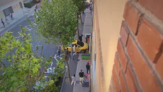 VÍDEO | El conductor de un turismo pierde el control y se empotra contra un quiosco en Los Cedros