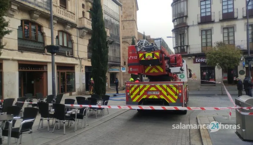 Bomberos y Policía Local en la plaza del Mercado. Foto S24H