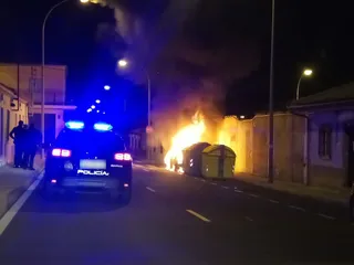 Coche ardiendo en el barrio de Chamberí
