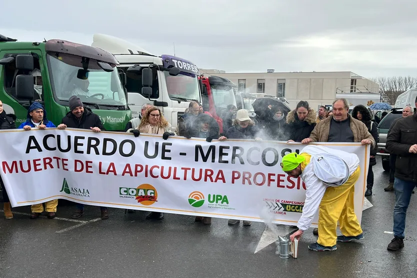 Manifestación apicultores Mercosur en el parking de Las Bernardas