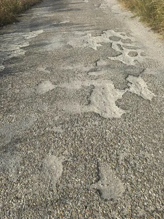 Obras de asfaltado de la carretera en el polígono M