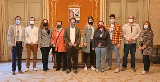El cantante italiano Antonio Sorrontino y las jóvenes húngaras Martina Standover y Aniko conocen Salamanca tras ganar un concurso organizado por FEDELE