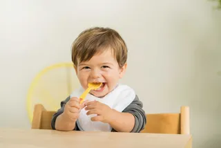 NIÑO COMIENDO UNA PAPILLA. Bebé Comiendo.