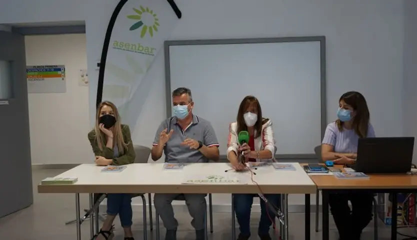 Miembros de la Asociación Española de Enfermos de Esófago de Barrett y la concejala de Salud Pública, María José Fresnadillo