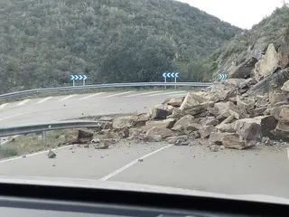 Desprendimiento de rocas que mantienen cerrada la carretera que une Martiago y Pastores desde el pasado 11 de marzo. Fotos @CiudadRMeteo