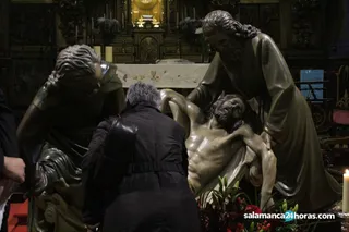 Besapiés en la iglesia de San Julián para celebrar el 75 Aniversario del grupo escultórico del 'Santo Entierro' (10)