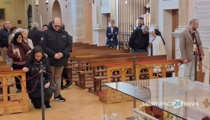 Largas colas para ver a Santa Teresa en la primera jornada de veneración en Alba de Tormes