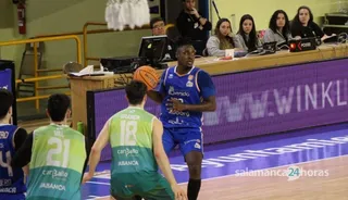 Kasanzi, jugador de Perfumerías Avenida de Tercera FEB | FOTO MÍKEL ANTÚNEZ