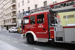 Intervención de los bomberos en la calle Alfonso de Castro