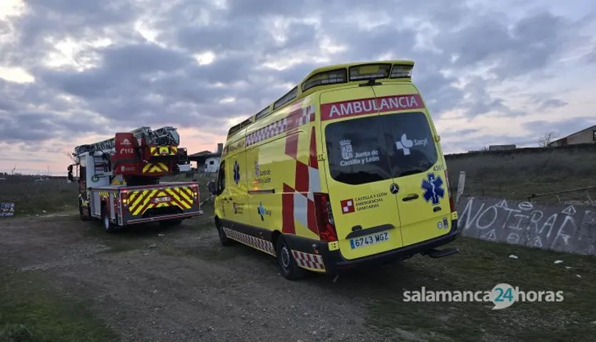 Bomberos y ambulancia en los entornos del antiguo puente ferroviario de La Salud
