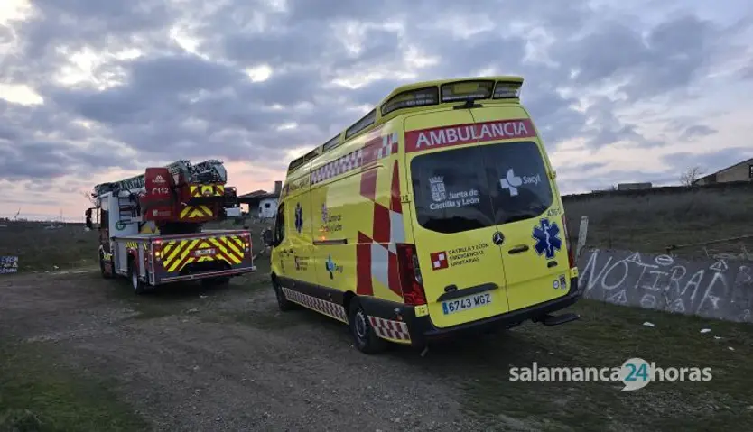Bomberos y ambulancia en los entornos del antiguo puente ferroviario de La Salud