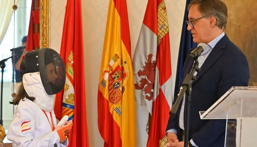 Sofía Franco, junto con el alcalde Carlos García Carbayo | FOTO AYUNTAMIENTO DE SALAMANCA